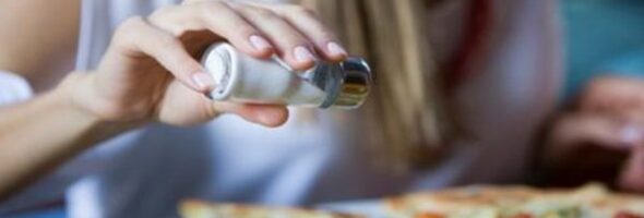 Cómo dietas altas en sodio contribuyen a la hipertensión